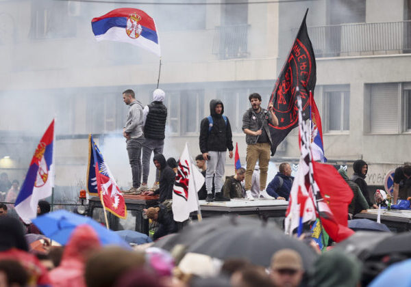 Do srbskej metropoly prichádzajú na protikorupčný protest tisíce demonštrantov – FOTO, VIDEO