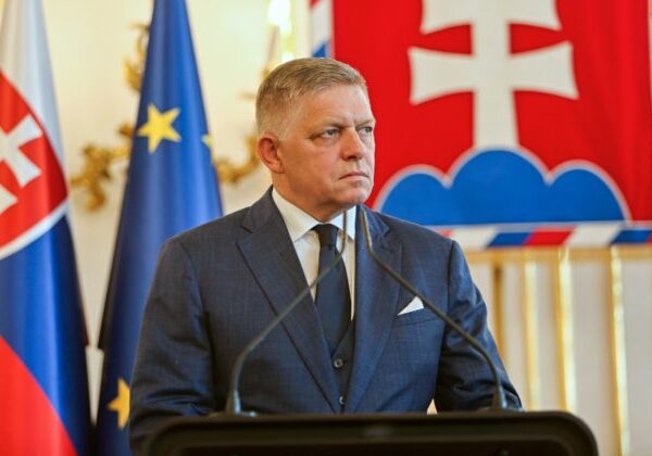 Fico podpísal dohodu s Migaľom a Šalitrošom, vládna väčšina bude obnovená