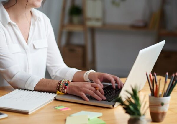 Práca z domu zostáva populárnym benefitom aj päť rokov po pandémii, dopyt po nej bude rásť