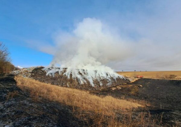 Hasiči zasahujú pri požiari skládky v Spišskej Belej, spísaná je už aj petícia za odškodnenie – VIDEO
