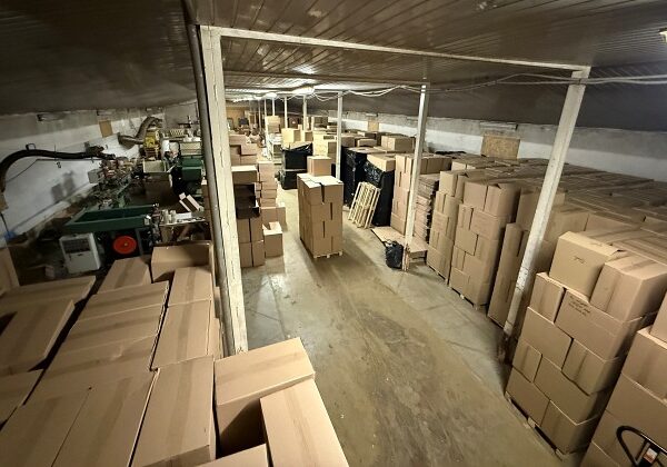 Finančná správa odhalila ďalšiu nelegálnu výrobňu cigariet, reakciou boli dve bombové vyhrážky – FOTO