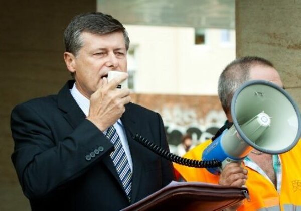 Zamestnanci sociálnych služieb v Bratislave vyšli do ulíc, žiadali vyššie platy a hrozili odchodmi