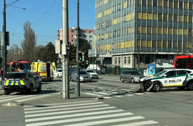 Policajné vozidlo sa zrazilo so Škodou. Vodička skončila…