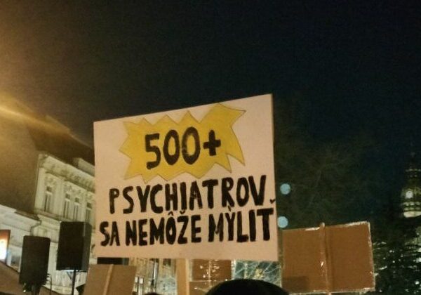 Košice opäť protestovali, v uliciach bolo 7-tisíc ľudí. Uctili si aj obete tragédie vo Veľkom Šariši – FOTO