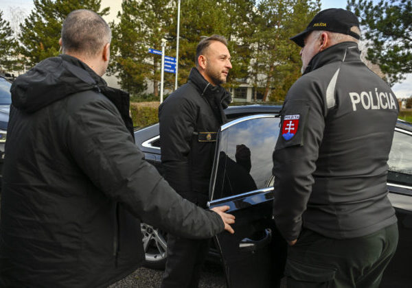 Šutaj Eštok ohlásil nové policajné košele za vyše 20 miliónov eur, materiál aj firmu sprevádzajú pochybnosti