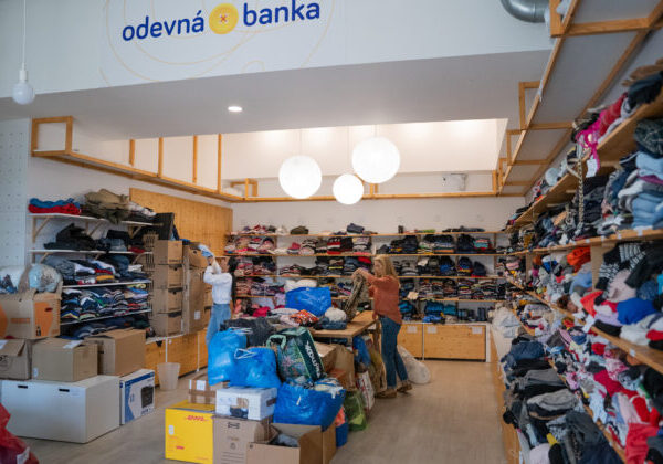 Obrovský dopyt po materiálnej pomoci: Odevná banka podporila už takmer tisíc rodín
