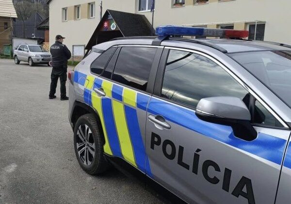 Ukradol čokoládu a vyhrážal sa bombou, lupič z čerpacej stanice skončil v rukách polície