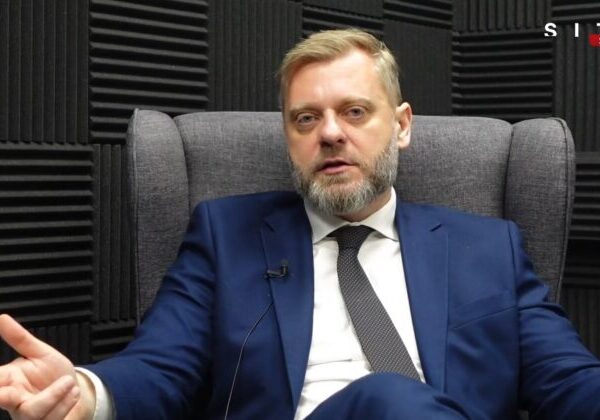 Krúpa: Fico má na Slovensku inú situáciu než Orbán v Maďarsku, preto musí lavírovať – VIDEO