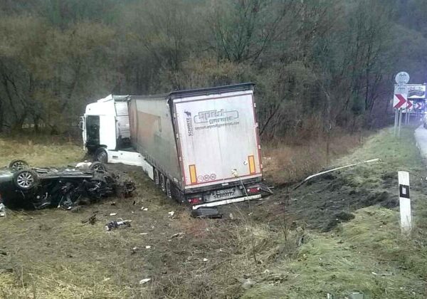 Čelná zrážka kamiónu s autom pod Strečnom si vyžiadala ľudský život – FOTO