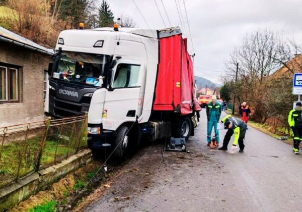 Opitý kamionista v obci Brehy zišiel z cesty a zrazil chodkyňu, žena utrpela vážne zranenia