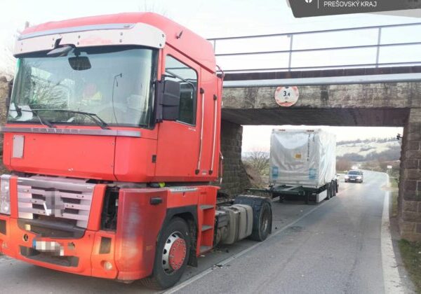 Zaseknutý kamión pod mostom spôsobil obmedzenia na ceste, vlakovú dopravu musia úplne zastaviť– FOTO