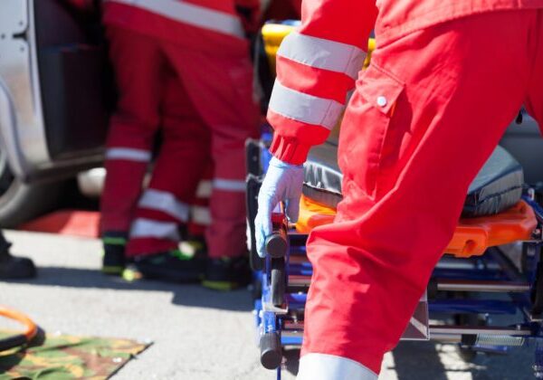 Hasiči zasahovali pri horiacej osobe v okrese Trebišov, po uhasení skončila v rukách záchranárov