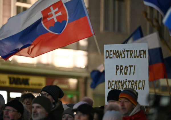 Viac ako polovica ľudí na Slovensku si myslí, že protivládne protesty nie sú riadené zo zahraničia