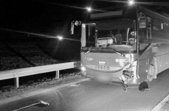 Tragická nehoda v Turanoch, autobus zrazil 24-ročnú chodkyňu…