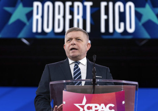 Ficova vláda to dotiahne až do konca a nezmenia to ani protesty, ukázal prieskum