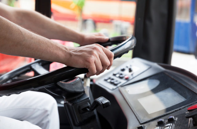 Vodičovi autobusu sa vyhrážal s nožom v ruke,…