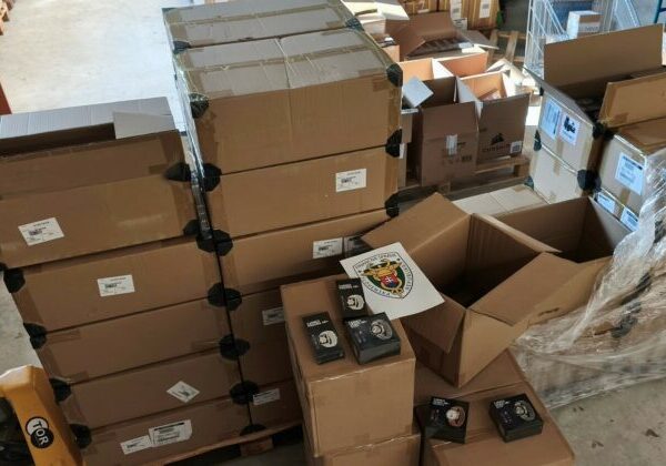 Colníci zaistili v Trnave takmer 2600 falzifikátov smart hodiniek za viac ako 220-tisíc eur – FOTO