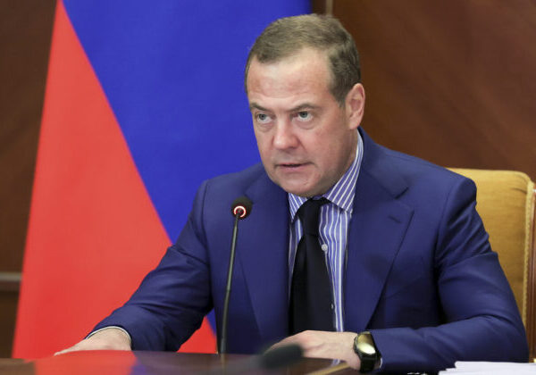 Medvedev označil Macrona a Starmera za špinavcov pre ich plán mierových síl na Ukrajine