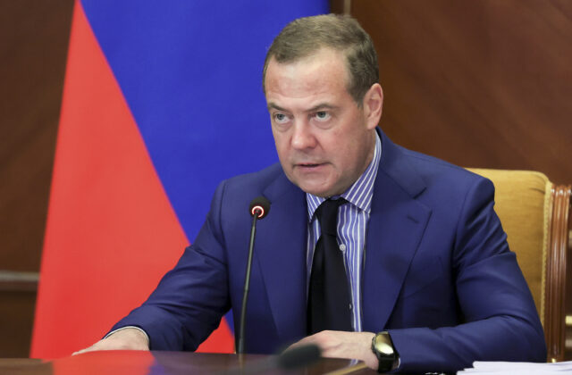 Medvedev označil Macrona a Starmera za špinavcov…