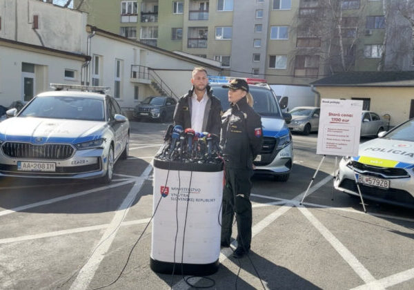 Šutaj Eštok predstavil nový dizajn policajných vozidiel, Mikulec ich prirovnal k „pohrebákom“ – VIDEO, FOTO