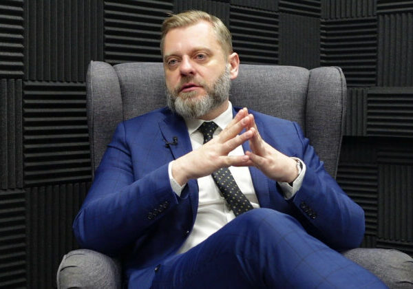 Ficovi sa podľa Krúpu nedarí riešiť vnútropolitickú situáciu a snaží sa to prekryť zahraničnými témami – VIDEO