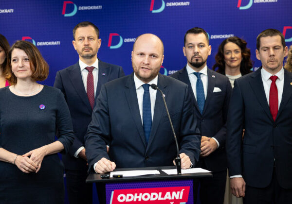 Demokrati podávajú podnet na ÚVO pre polokošele Šutaja Eštoka zo škrupín kávových zŕn za 20 miliónov – VIDEO
