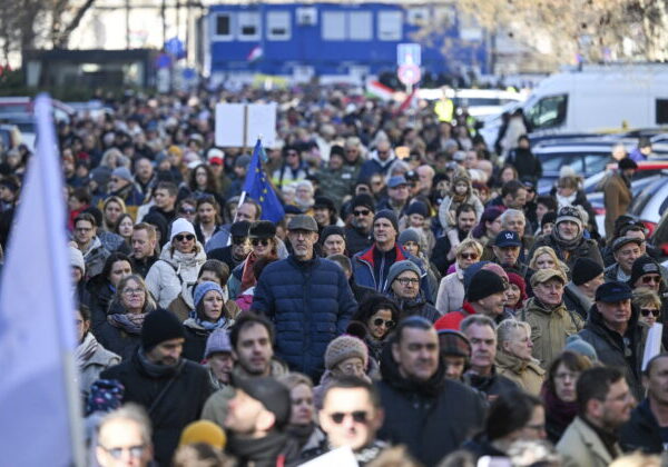 Nie je to premiérska téma ani u susedov? Tisíce Maďarov protestovali za lepšie zdravotníctvo