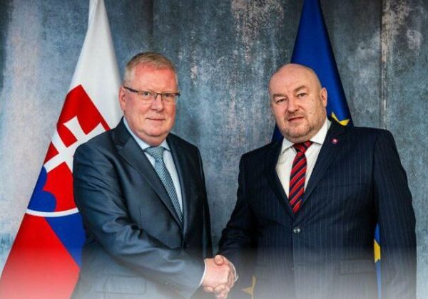 Huliak sa stretol s ruským veľvyslancom. Ministrom nemal byť ani vo Ficovom zlepenci, kritizuje Šimečka