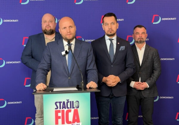 Demokrati chcú odpočet vyšetrovania atentátu na Fica, žiadajú aj ospravedlnenie za spájanie so strelcom – VIDEO