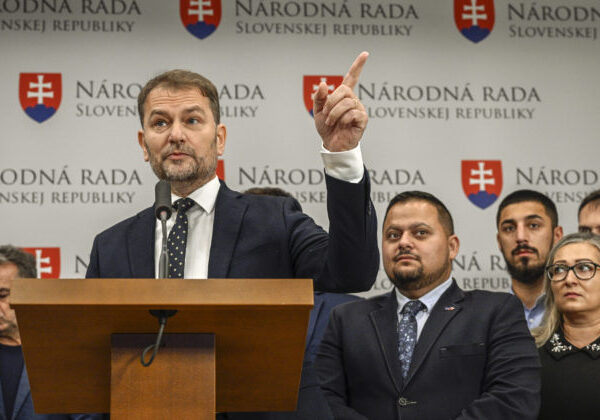 Poslanci hnutia Slovensko chcú zastaviť neobmedzené rozdávanie odmien politickým nominantom