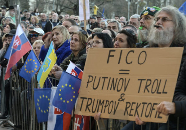 Protestujúci v Košiciach kričali „Dosť bolo Fica“, kritizovali Blahu aj Erika Kaliňáka – VIDEO, FOTO