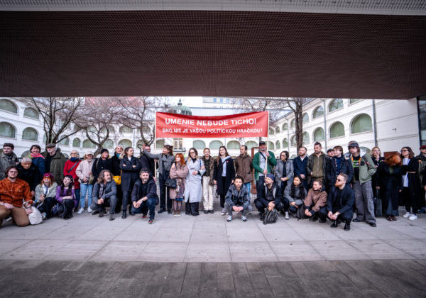 Výtvarná a kultúrna obec spustila pred SNG štafetový protest – FOTO