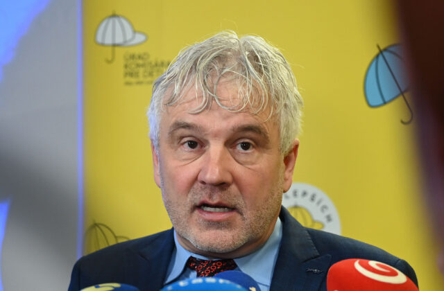 Komisár pre deti Mikloško navštívil školu, kde…