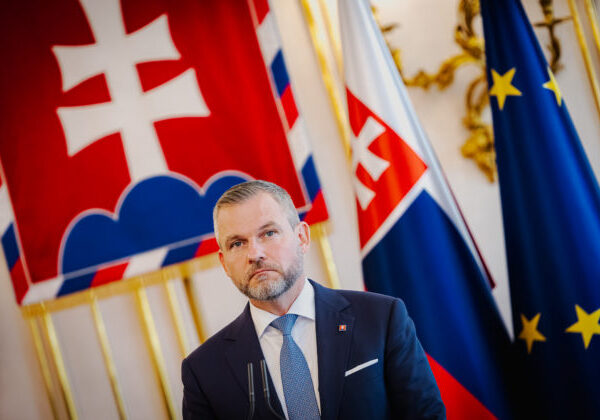 Združenie Brat za brata odovzdalo prezidentovi podpisy na referendum o zrušení protiruských sankcií