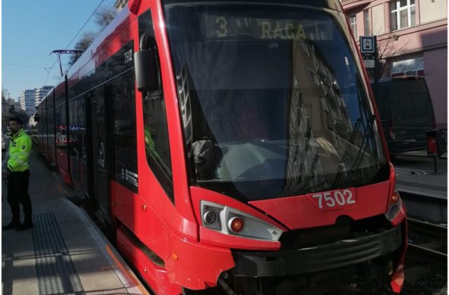 Hasiči zasahovali v Bratislave na Račianskej ulici, električka…
