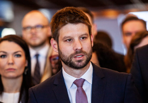 Premiér Fico svojím priklonením na stranu Putina a Trumpa škodí Slovensku, skonštatoval Šimečka