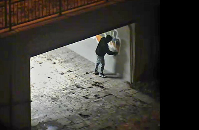 Sprejer poškodil stenu podchodu v Prešove, polícia žiada…