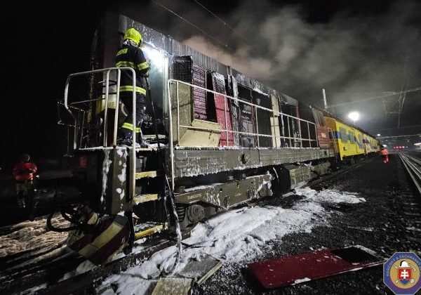 Hasiči zasahovali pri požiari rušňa, v blízkosti boli nádrže s tisícami litrami nafty – FOTO