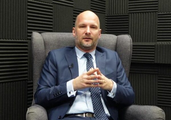 Ficova vláda sľubovala pokoj. Vytvorila však podmienky pre daňových podvodníkov, tvrdí Grendel – VIDEO