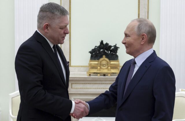 SaS kritizuje Ficovu cestu do Moskvy, pribaliť mu chcú odkazy od Slovákov pre Putina – VIDEO