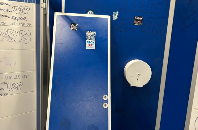 Slovanisti na štadióne v Trnave zdemolovali toaletu, polícia eviduje celkovo desať incidentov- FOTO