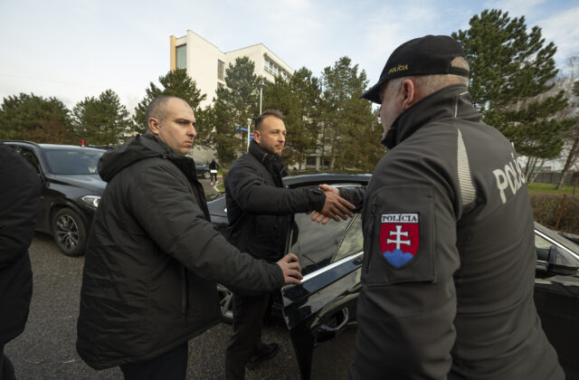 Policajti a hasiči dostanú novú obuv, Eštokovo ministerstvo vybralo slovenskú firmu