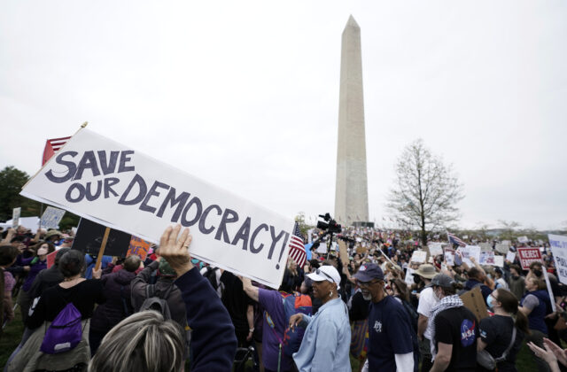 Desaťtisíce ľudí protestovali proti Trumpovej&hellip;