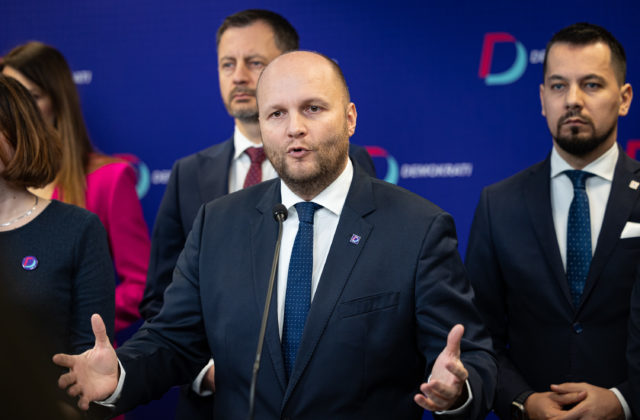Demokratom sa vyhráža neznámy páchateľ, plánuje „vypáliť zásobník AK47“ a hodiť granáty