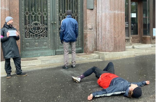 Verejnú performanciu pred ministerstvom kultúry narušila polícia, podľa&hellip;