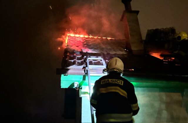 Hasiči v noci zasahovali pri požiari chaty v&hellip;