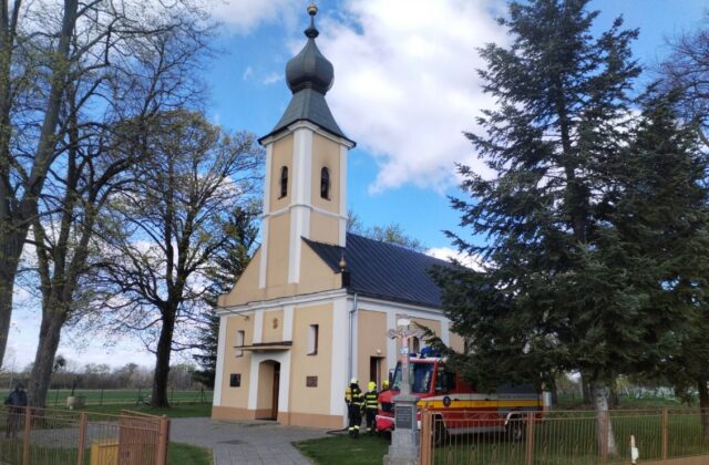 Hasiči zasahujú pri požiari kostolnej veže pri Michalovciach,&hellip;