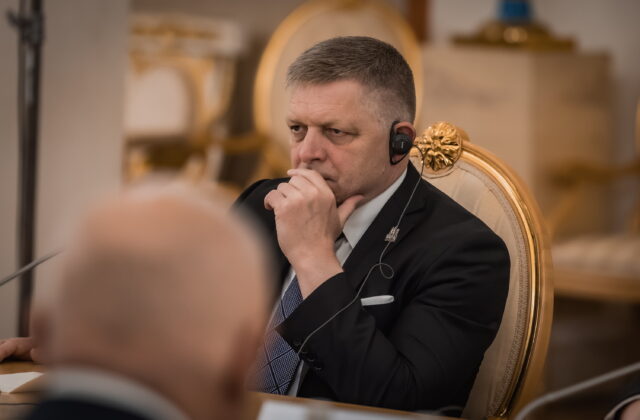 Fico rozoslal list, v ktorom vyzýva na koniec nedeľných diskusií. Smer sa ich prestane zúčastňovať – VIDEO