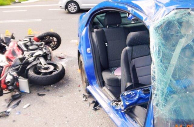 Osobné auto nedalo prednosť motocyklu, nehoda si vyžiadala…