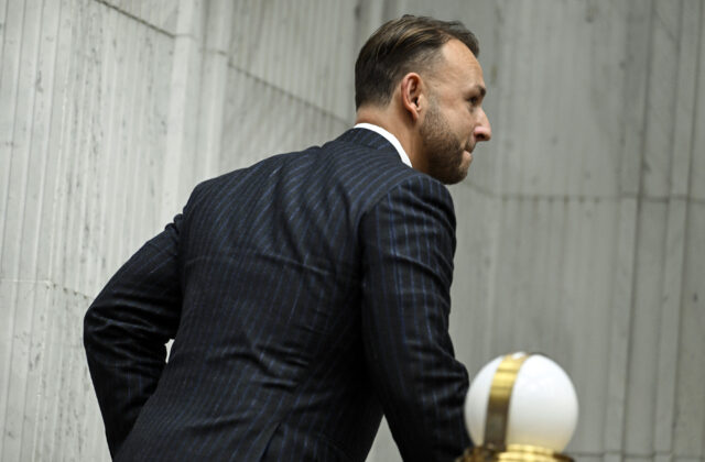 Eštokovo ministerstvo stále pracuje na zabezpečení nehnuteľností pre troch najvyšších ústavných činiteľov
